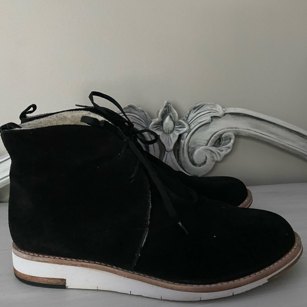 Matt Bergson black suede lace up booties. Shearling lined. Sz.8,5